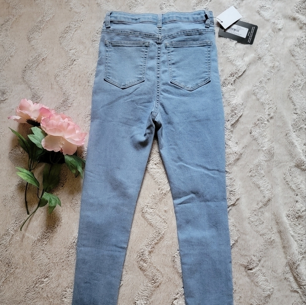 PrettyLittleThing Light Wash Open Distress Thigh 5Pocket Skinny Jean NWT 4 - Picture 12 of 16